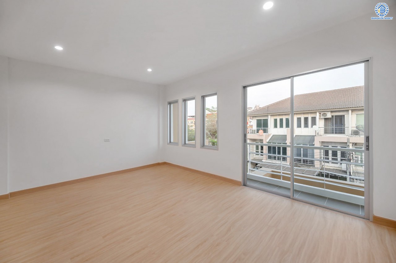 บ้านมือสองตกแต่งใหม่ โครงการ วิสต้าปาร์ค แจ้งวัฒนะ ทาวน์โฮม 3 ชั้น จากแบรนด์ SC Asset บนเนื้อที่ 22.9 ตร.ว. ฟังก์ชัน 3 ห้องนอน 3 ห้องน้ำ จอดรถได้ 2 คัน บนทำเลโซนเมือง บนทำเลคุณภาพ ติดถนนเลี่ยงเมืองปากเกร็ด ใกล้เซ็นทรัล แจ้งวัฒนะ, เมืองทองธานี, จุดขึ้นทางด่วน "แจ้งวัฒนะ" และรถไฟฟ้าสายสีชมพู "สถานีสามัคคี"